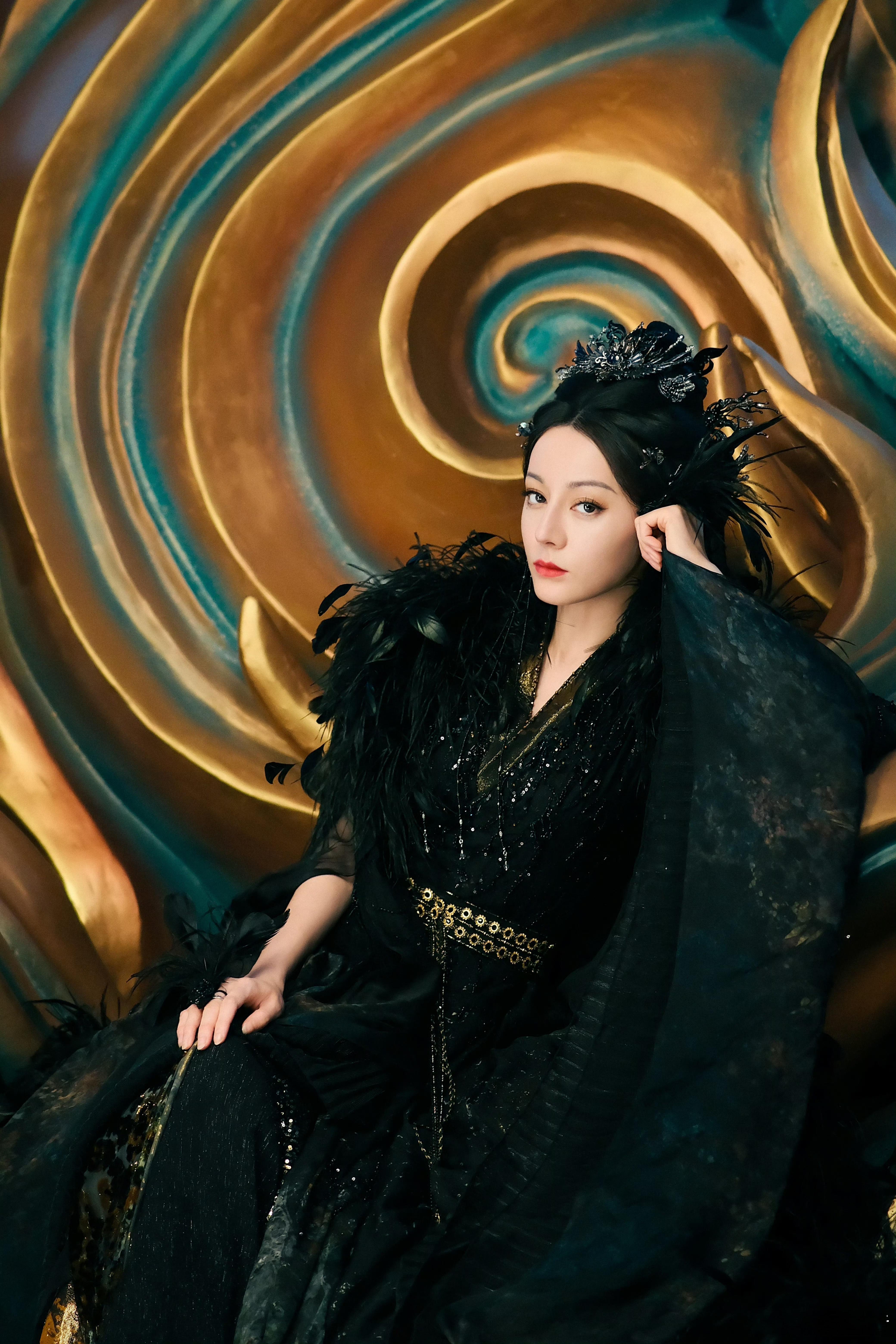 迪丽热巴说塑造角色是多面的迪丽热巴在《白日提灯》里的表现真的很亮眼，贺思慕的多面