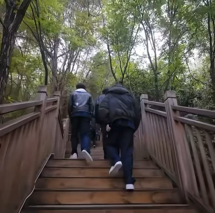 “你为啥不脱鞋套，孩子” 