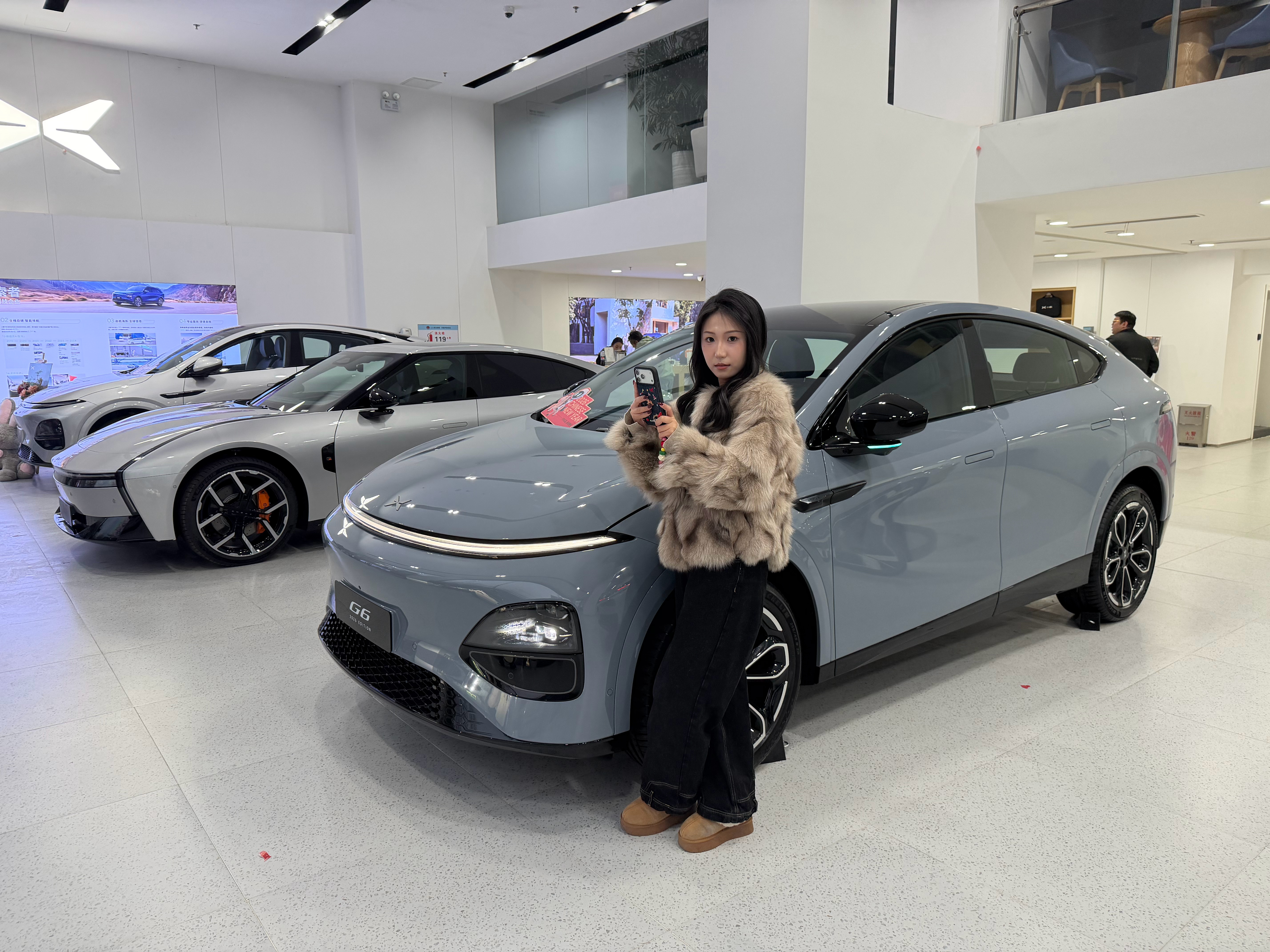 和两位美女去修车，轮胎已经换好啦