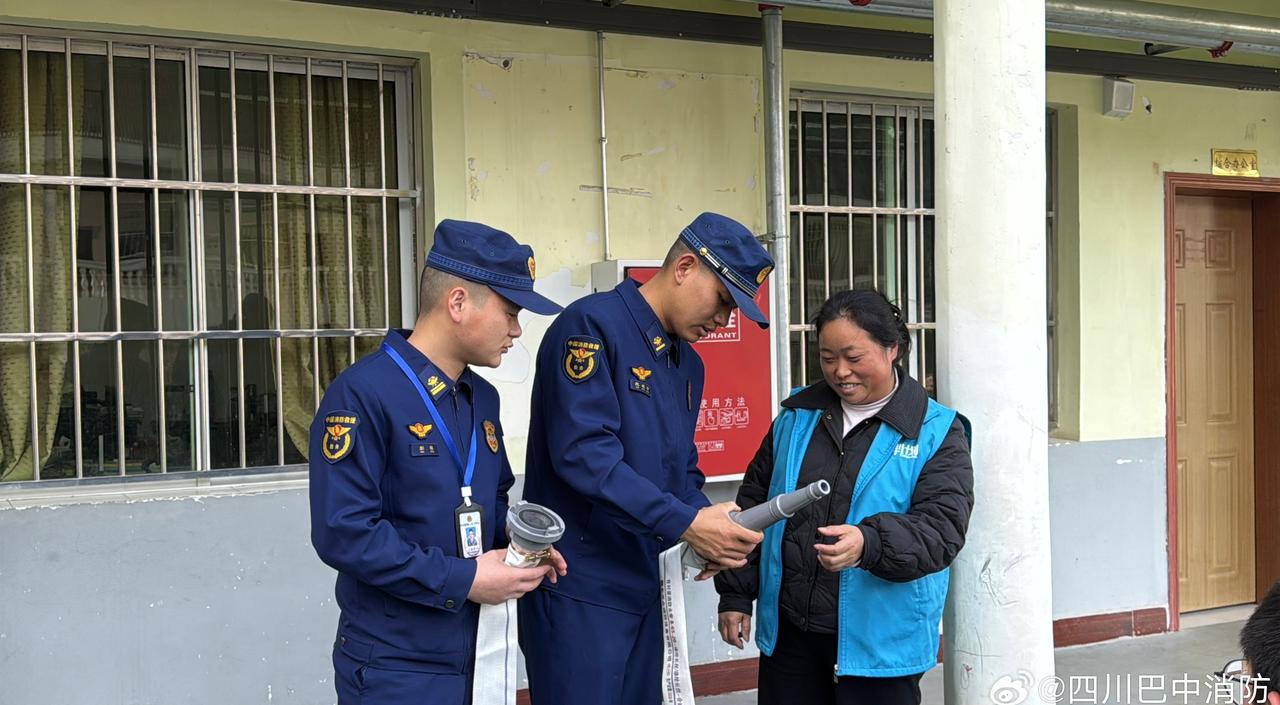 近日，通江大队消防员走进通江县儿童福利院，开展学雷锋主题党日活动。现场讲解灭火器