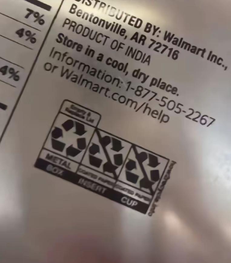 一位美国人在超市采购圣诞节食物时，发现丹麦蓝罐曲奇居然是印度制造。然后，他通过说