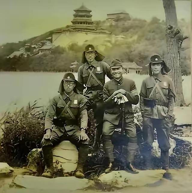 1938年，八路军排长押送俘虏：12名日军少佐以上军官。突然，排长内急，转身就跑