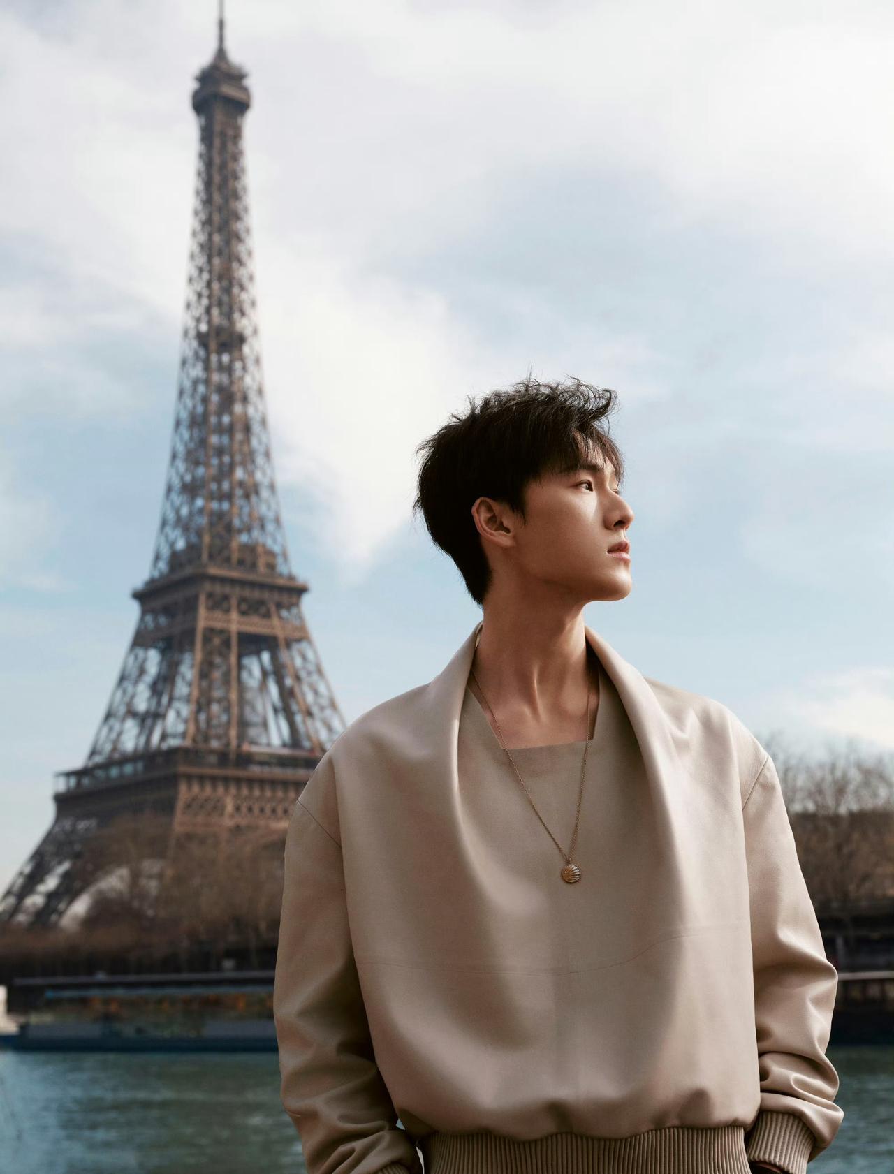 是奔赴浪漫之都的优雅少年，
也是自带光芒的清爽贵公子。
坐等李昀锐解锁巴黎时装周
