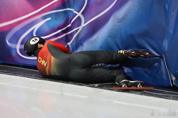 刘少昂摔了冬奥短道速滑男子500米刘少昂在类似的地方摔了两次，左脚没蹬住，踩劈了