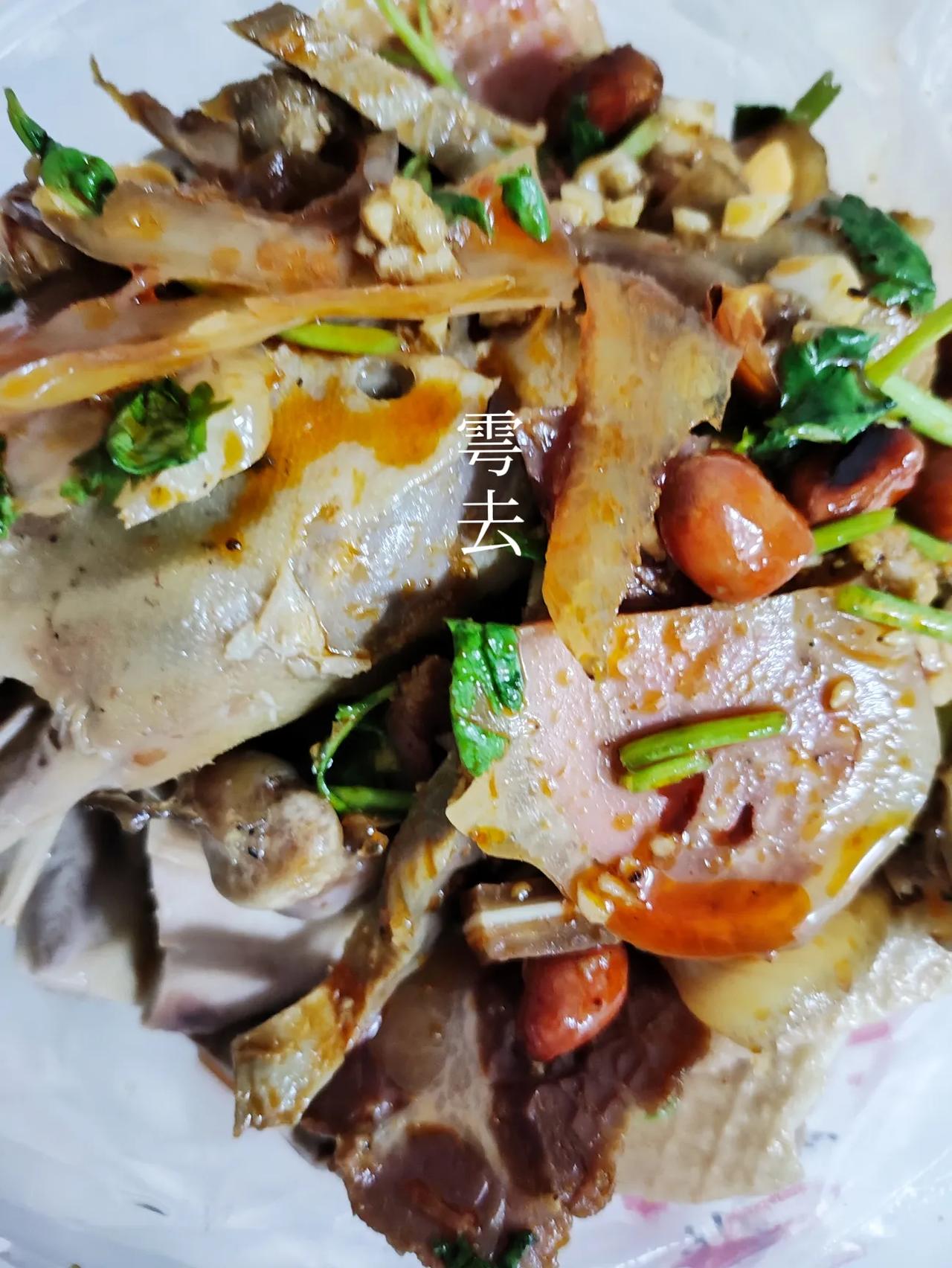 水西门的夫妻肺片好难吃，又咸肉又松，花生吃起来一点都不香脆都沉了。

还2两要我
