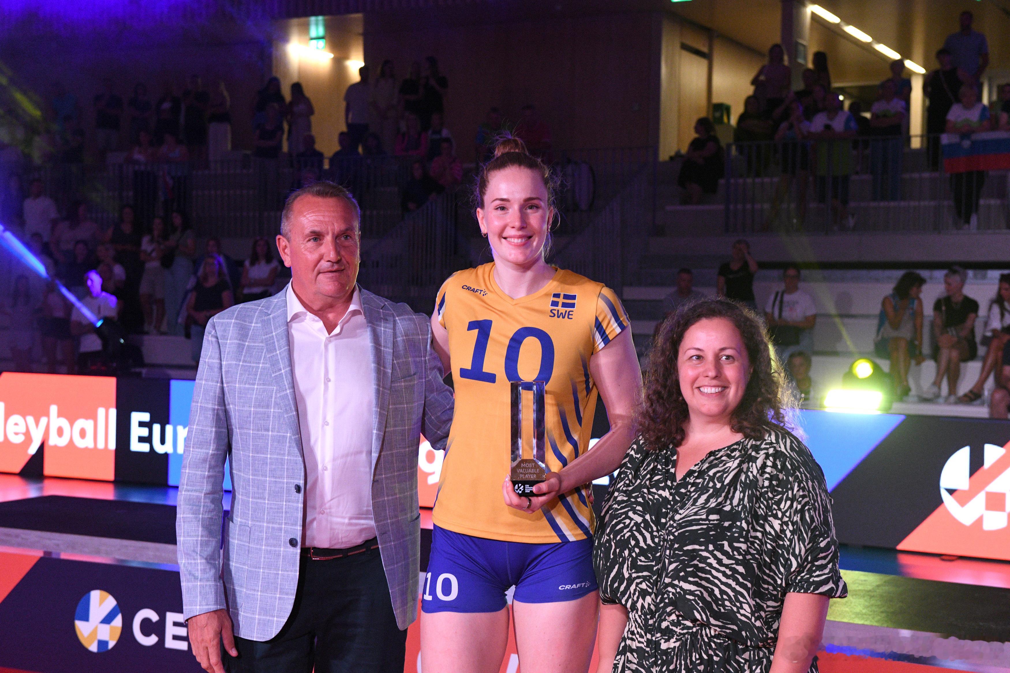 排球 👑 2026 年欧洲联赛 MVP——🇸🇪伊莎贝拉·哈克🎂 今天恰逢
