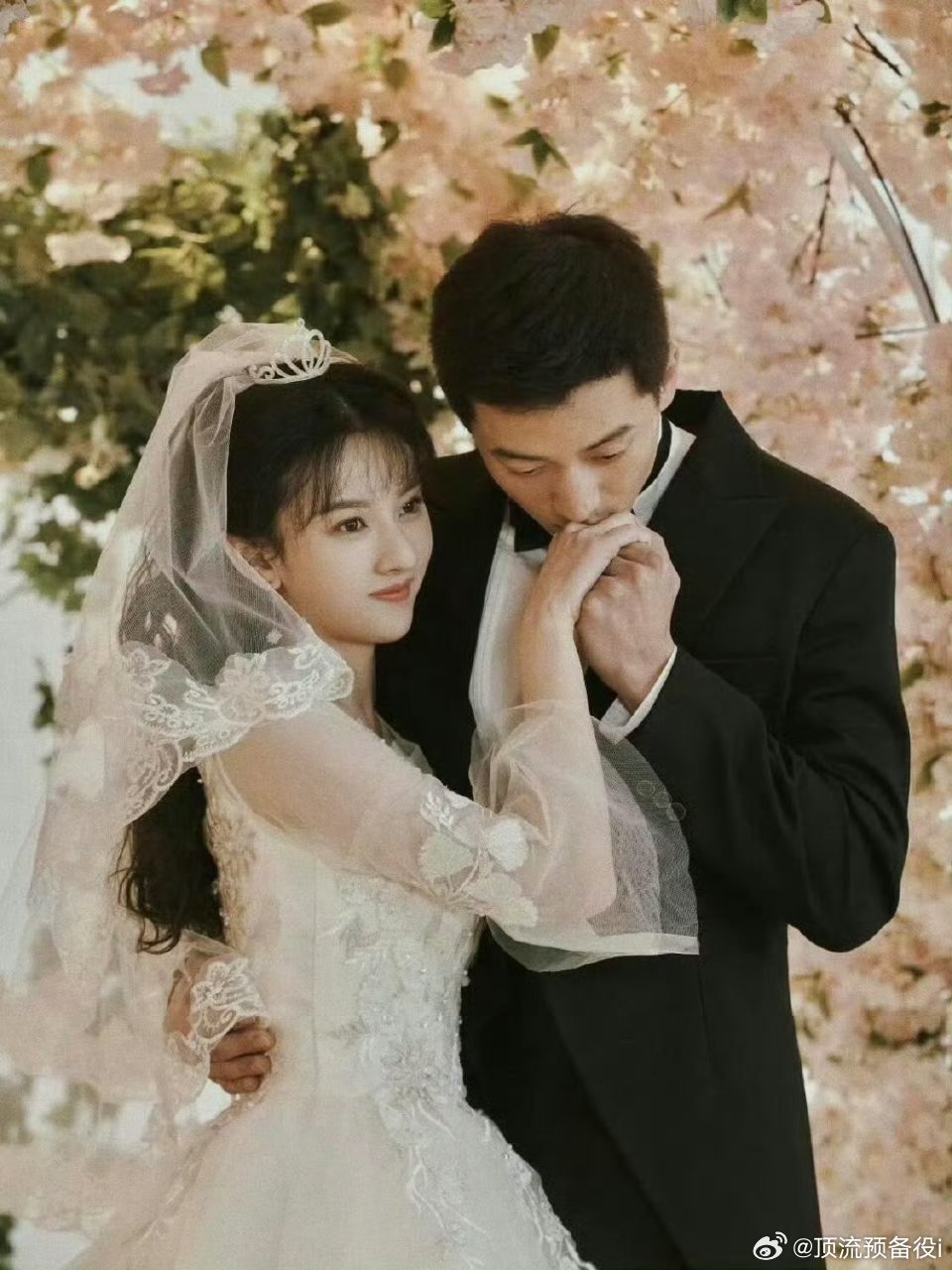 祖鹅你，这可都是年代剧的结婚妆造啊！！祖儿的结婚妆造真的好有港风那味啊！ ​​​