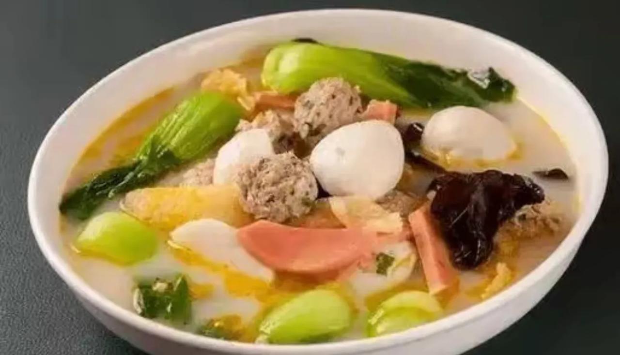 盐城位于江苏北部，属于淮扬菜系。与扬州相比盐城炒菜很少，烧菜更多，盐城烧菜时保留