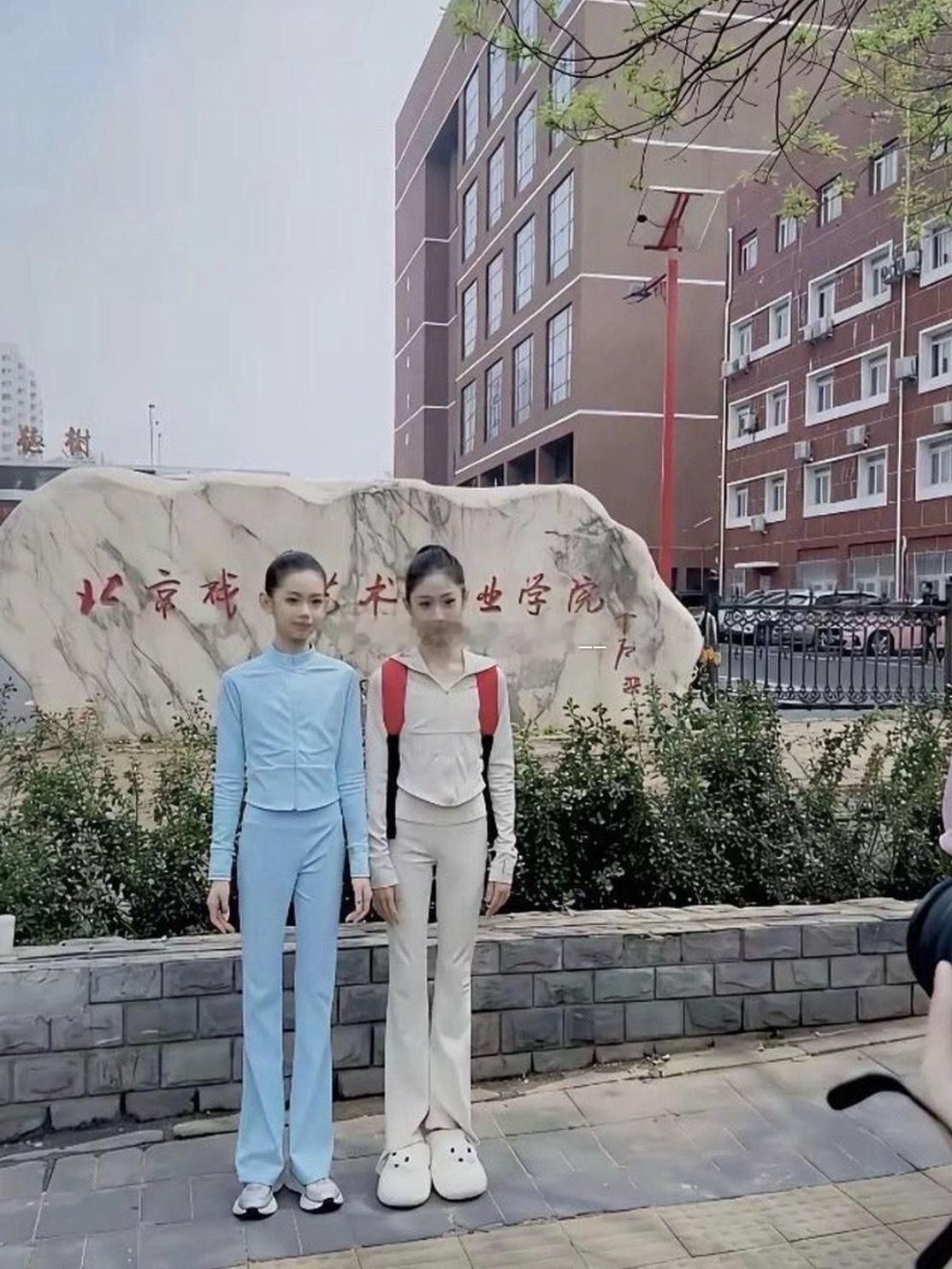 现在的艺考太卷了吧，北电招生现场这俩小姑娘的颜值太绝了吧 