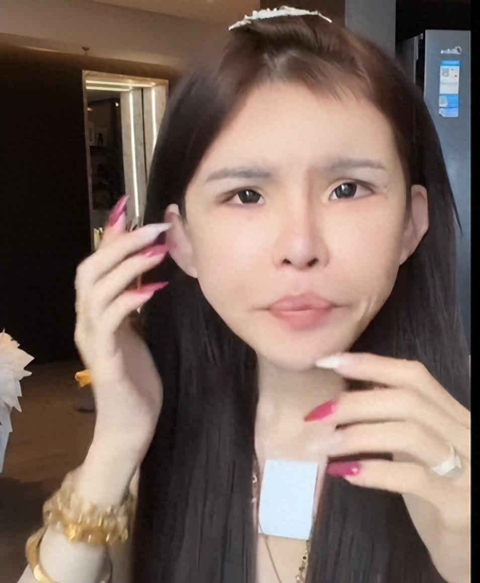 很多人刷短视频刷到珍妮佛梓，第一眼就会被她的模样和说话的声音抓住，五官轮廓立体，