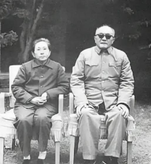 1952年岳父贩卖鸦片被判死刑，开国大将黄克诚找办案干部，开口说：“能不能帮我一