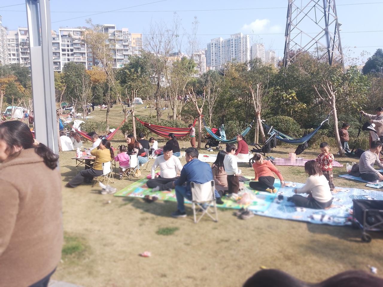 今天的太阳足够晒得让所有成都市民开心！
通过下图可见成都市民对艳阳天的热衷程度！