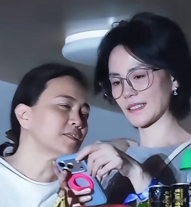 年轻漂亮的大美丽们都人到中年了！
昨天王菲也去参加了那英的演唱会，站在她身边的就