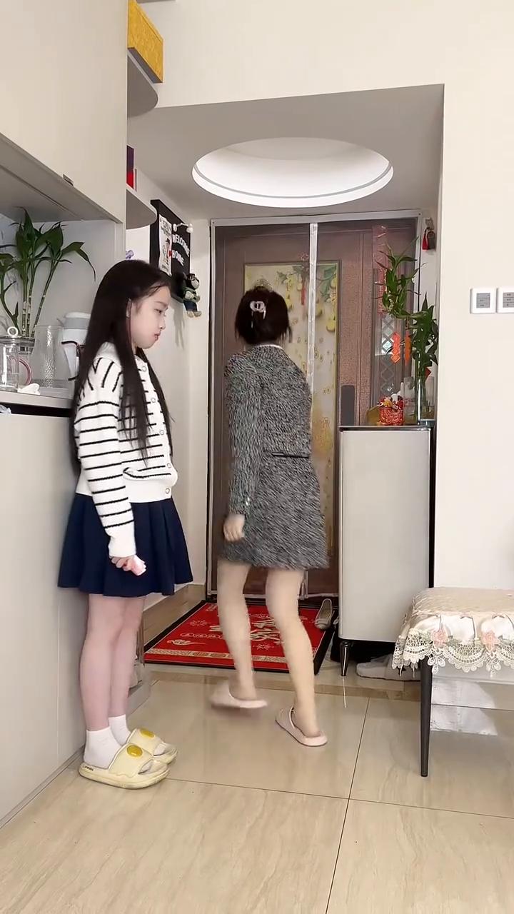 正在教育女儿的时候，外婆突然回来了。完了完了，一会别说，你给我等着。快起来，咱们
