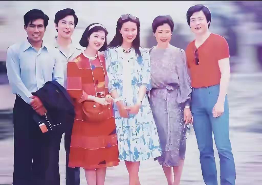 六位老牌明星齐聚，你能叫出全部名字吗？年轻人认出3个就算厉害
能集齐这六位的合影