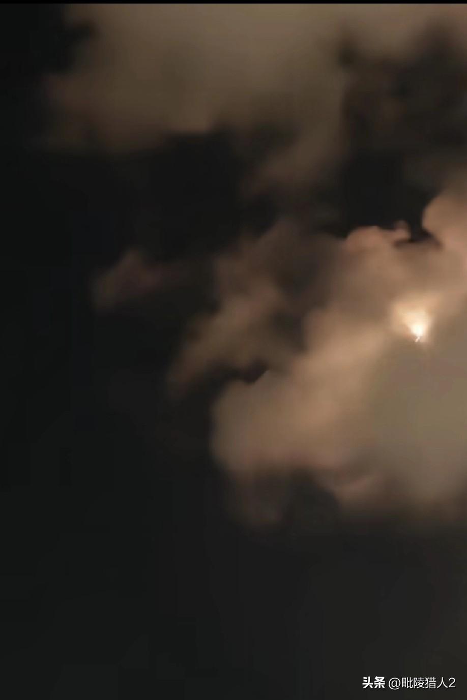 美伊双方导弹轰得天昏地暗，嘴炮也打得异常激烈。

战争刚刚进行了不到24小时，伊