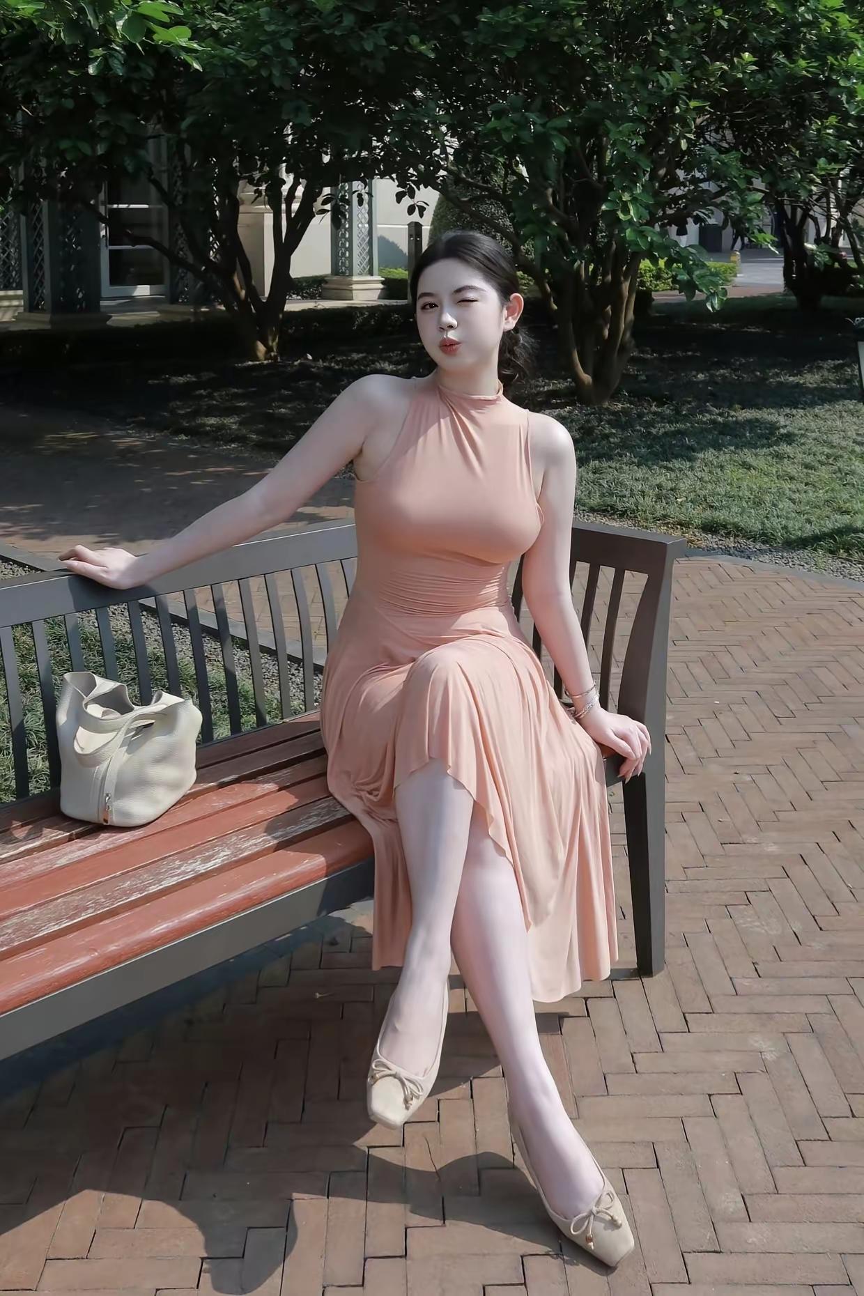 生活最重要的，不是钱，不是名，不是拥有多少。

是心安。

忙了一天，回到家能踏