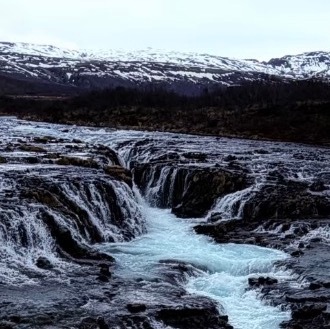 善是一种自然的流露，没有一点造作，没有一点企求，像水一样一往无前地流动，没有一点