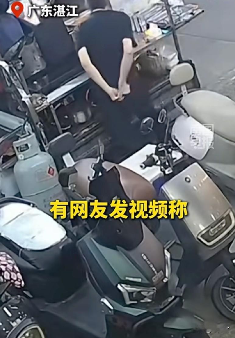 路边摊老板摆摊时用卫生纸擦拭臀部？看到这条信息，估计常买路边摊的朋友天都塌了。