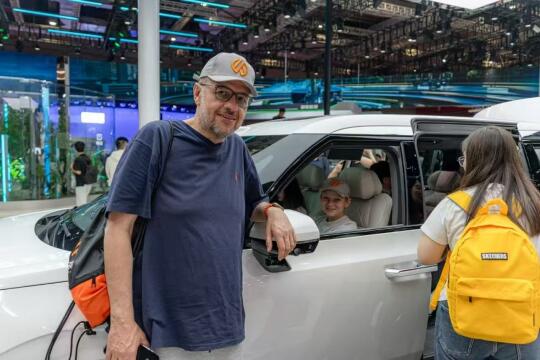 在上海车展“亲眼目睹”中国新能源汽车，没有让他们失望，他们当中的一些中...