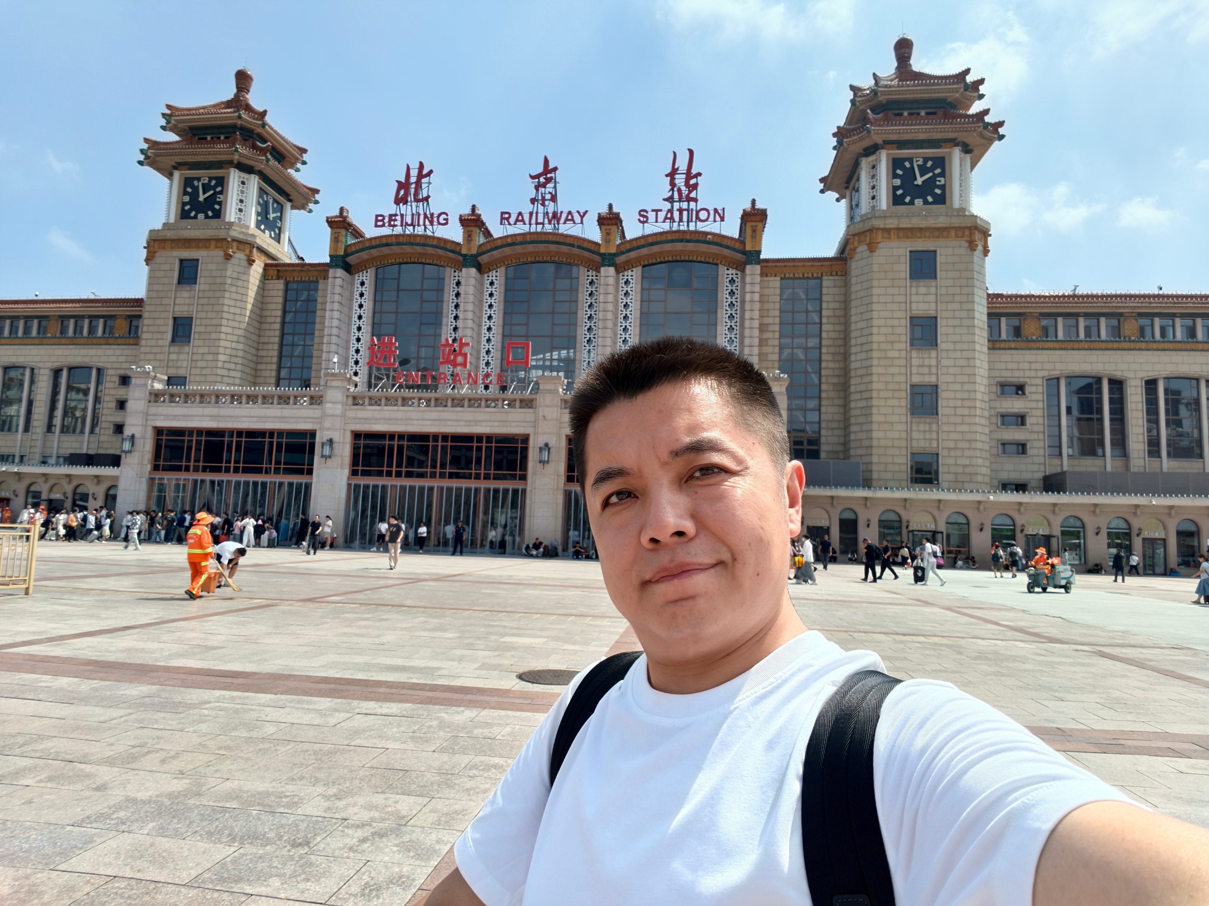 北京站也当得一句古色古香了。作为一座爷爷级别的老火车站，倒是惊人地秩序井然。 