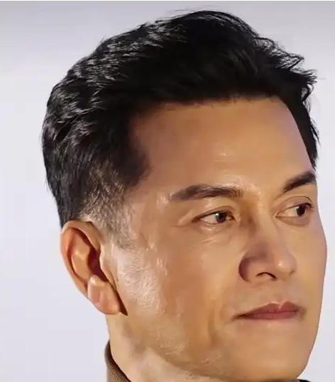 1996年，吕良伟正准备迎娶邝美云，本以为得先和周海媚办个离婚。谁知他去办手续时