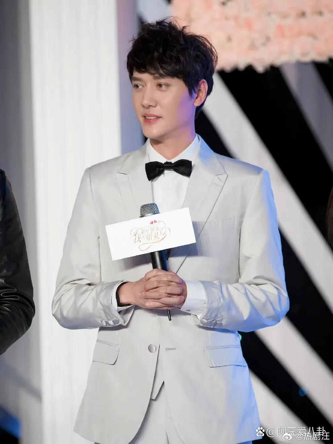 冯绍峰年轻时候确实帅，温润如玉，高贵精致，翩翩公子，他压根就没有丑过，即使现在已