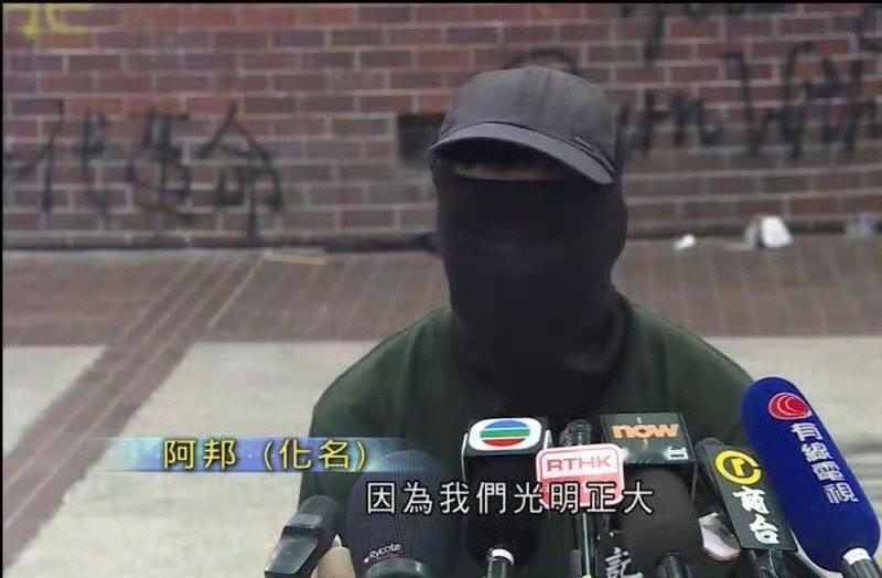 演唱会亲密搂抱两人均被停职这个世界已经就是变得偷情不背人了，以前好歹还知道“我们
