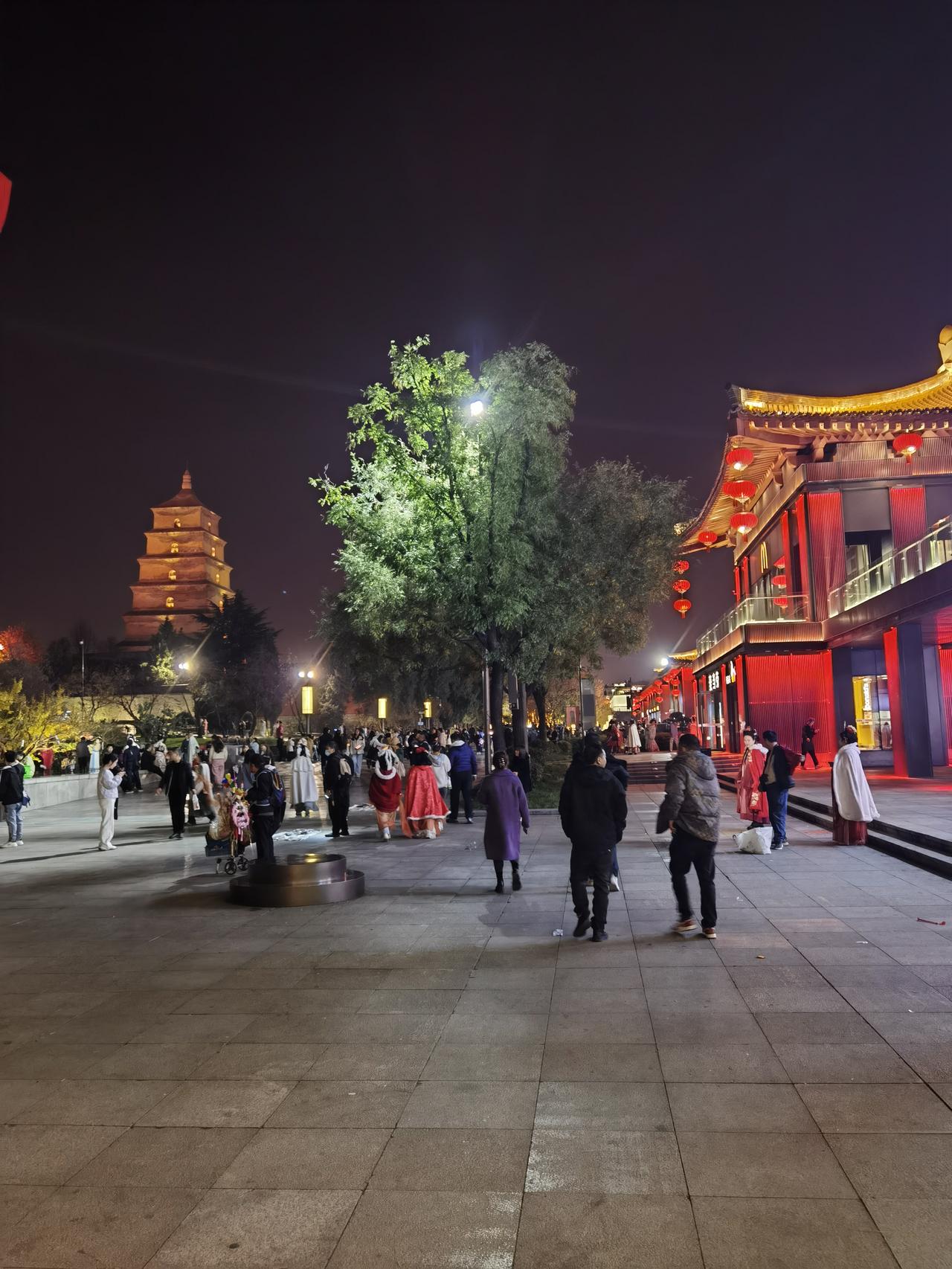 看看手机里的西安大雁塔秋天傍晚，换个角度看看大雁塔以及周边美景，彰显出了盛唐大气