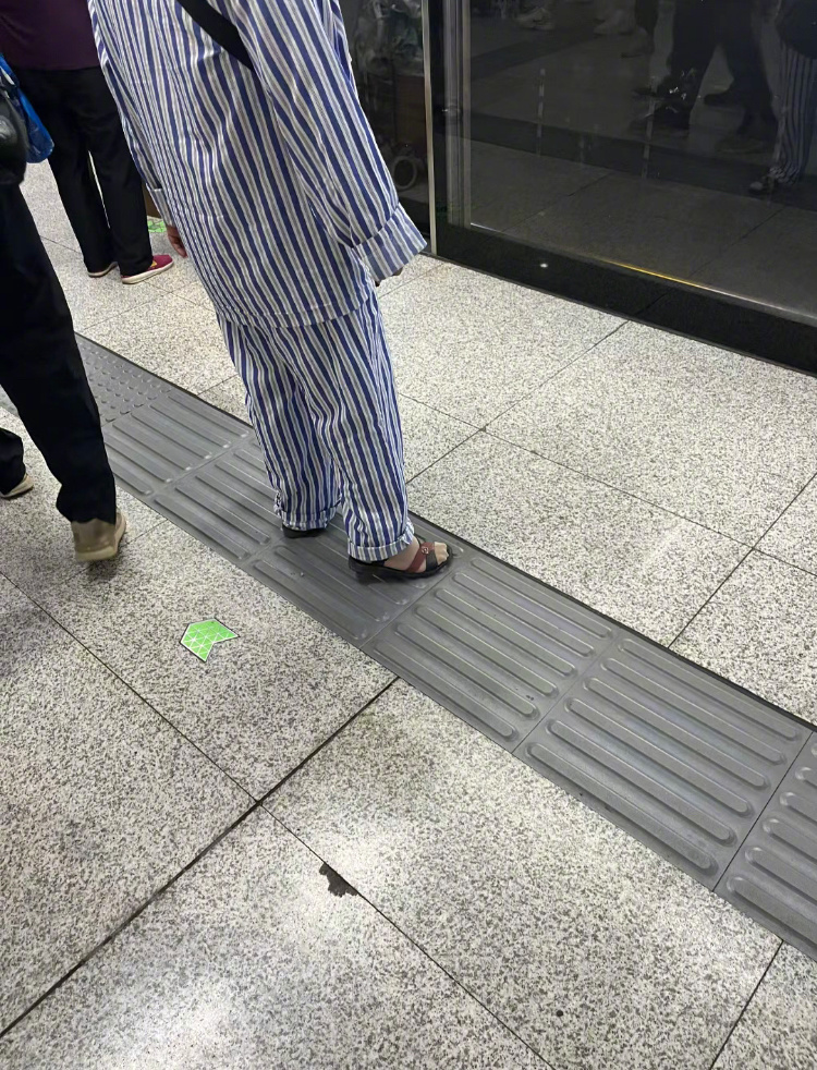 可能他有点不舒服就先回家了吧… ​​​