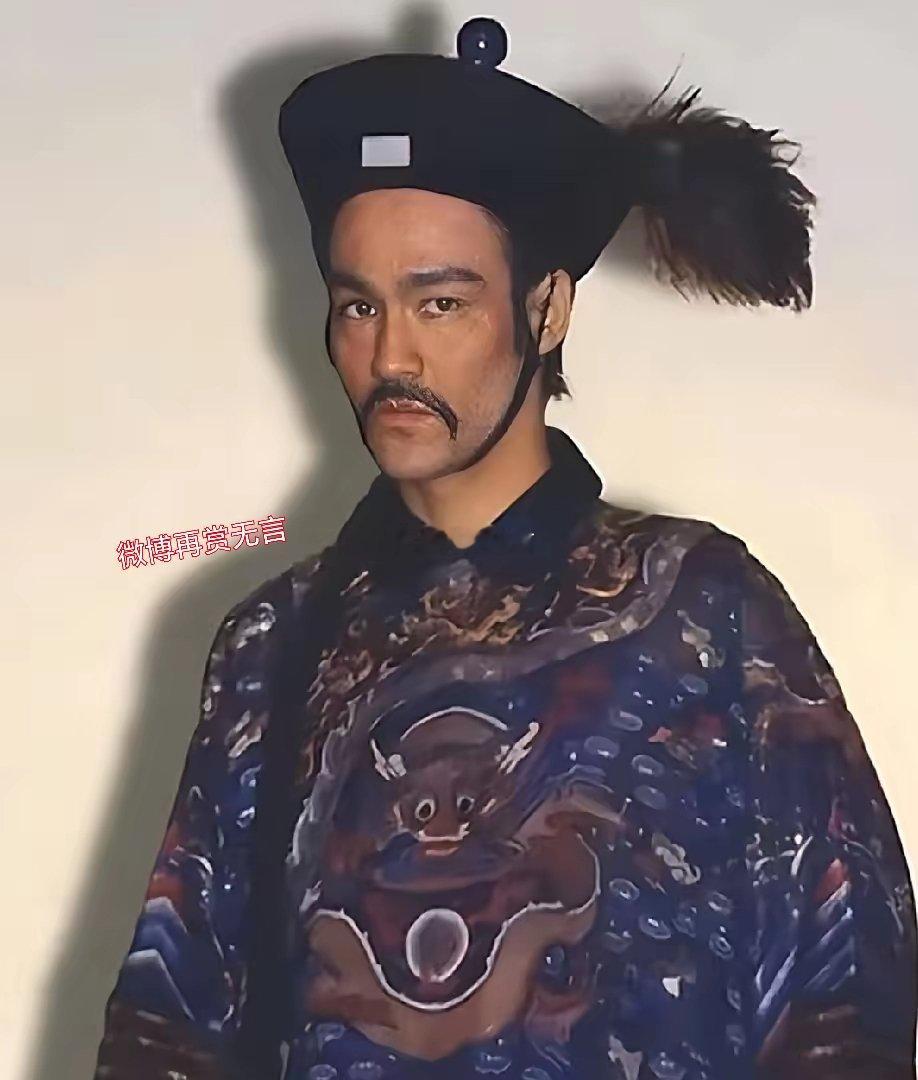 看完李小龙这照片，突然觉得他很适合演僵尸。 