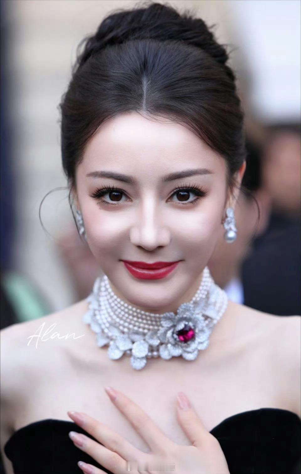 迪丽热巴的怼脸，下睫毛掉了都能看到的生图 ​​​