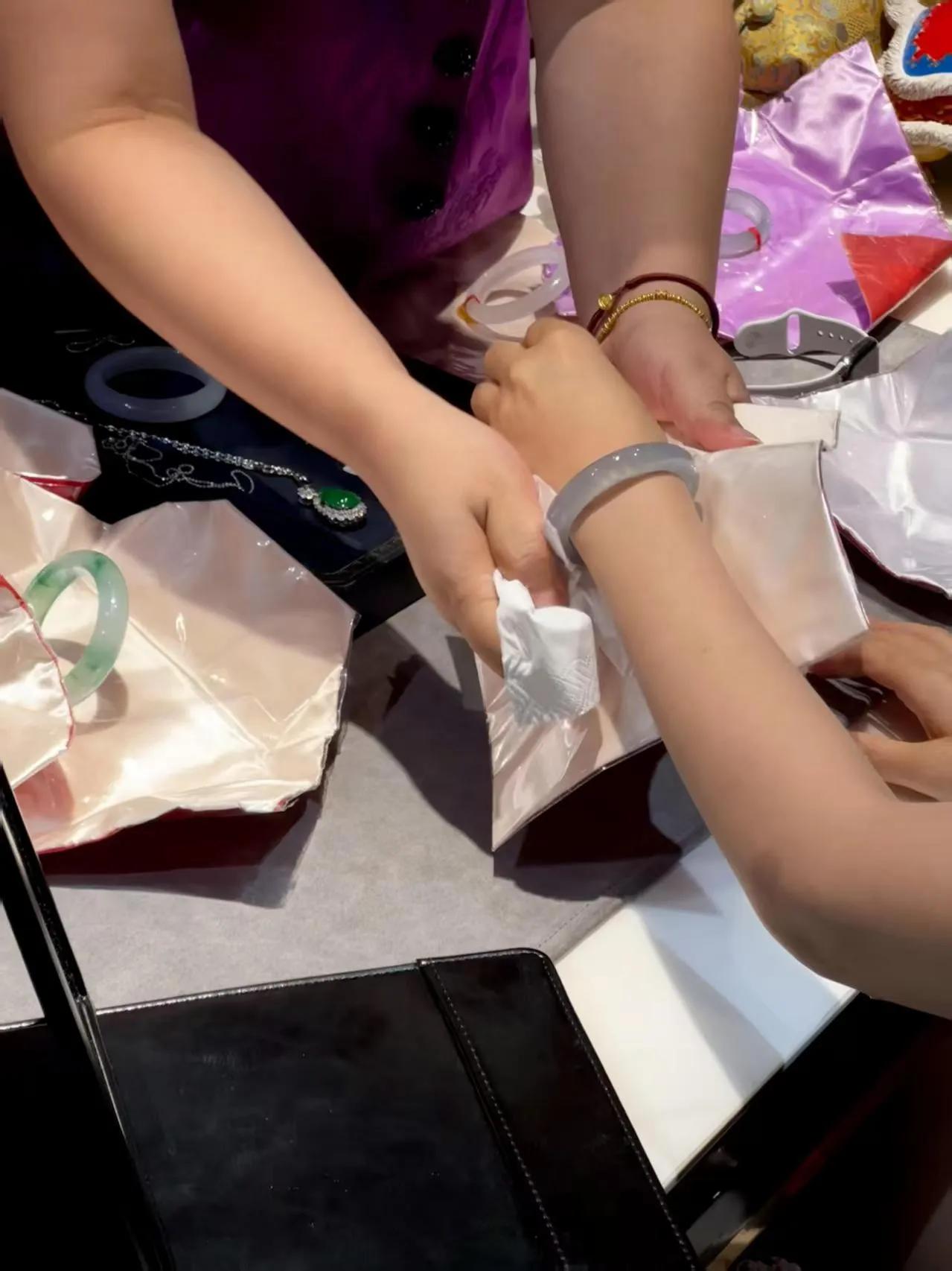 翡翠手镯,应该戴左手还是右手?
破防了！今天这个问题，堪称珠宝界的“甜咸之争”，