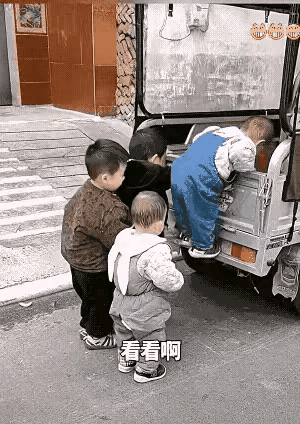 谁能拒绝一群小小的人类幼崽，浑身一股子不服输的韧劲啊！
        路边停着