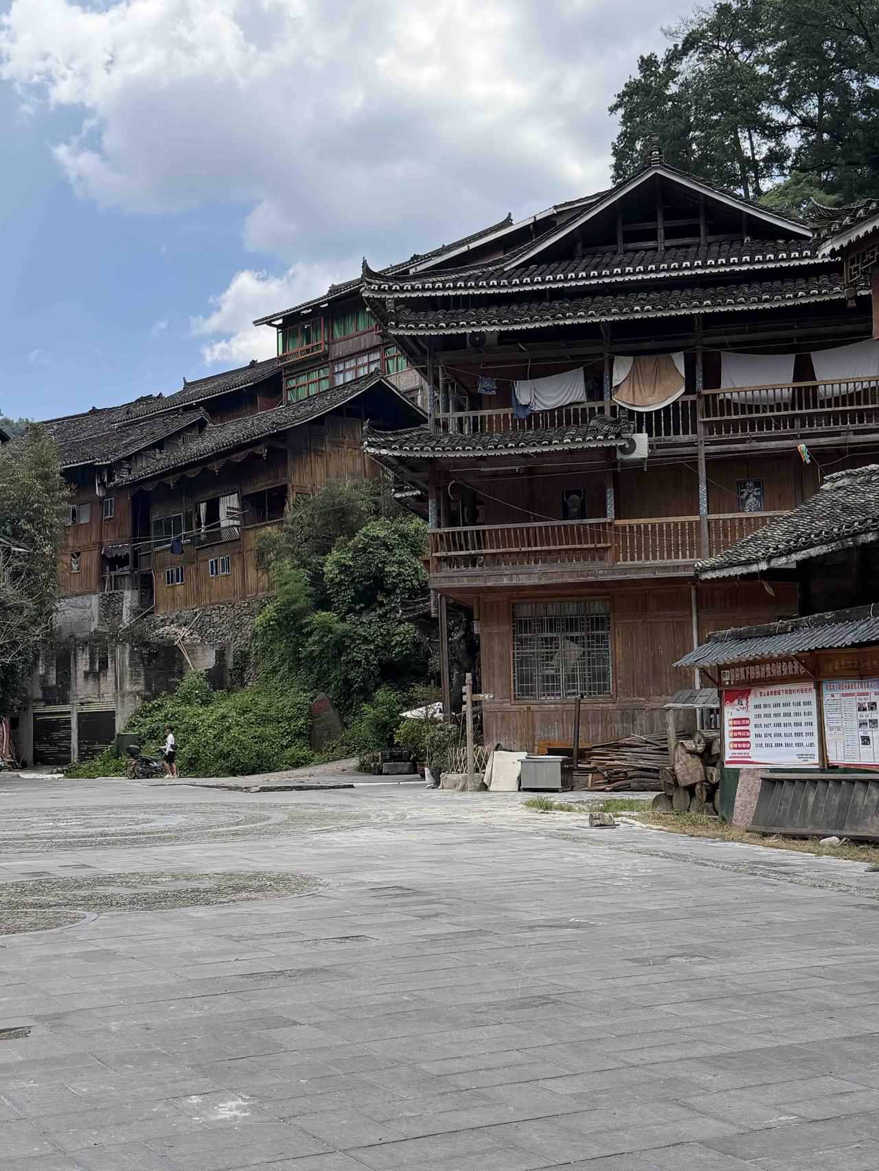 前几天，我在贵州凯里旅游，去了雷山县的郎德苗寨。
郎德苗寨，始建于元末明初，分上