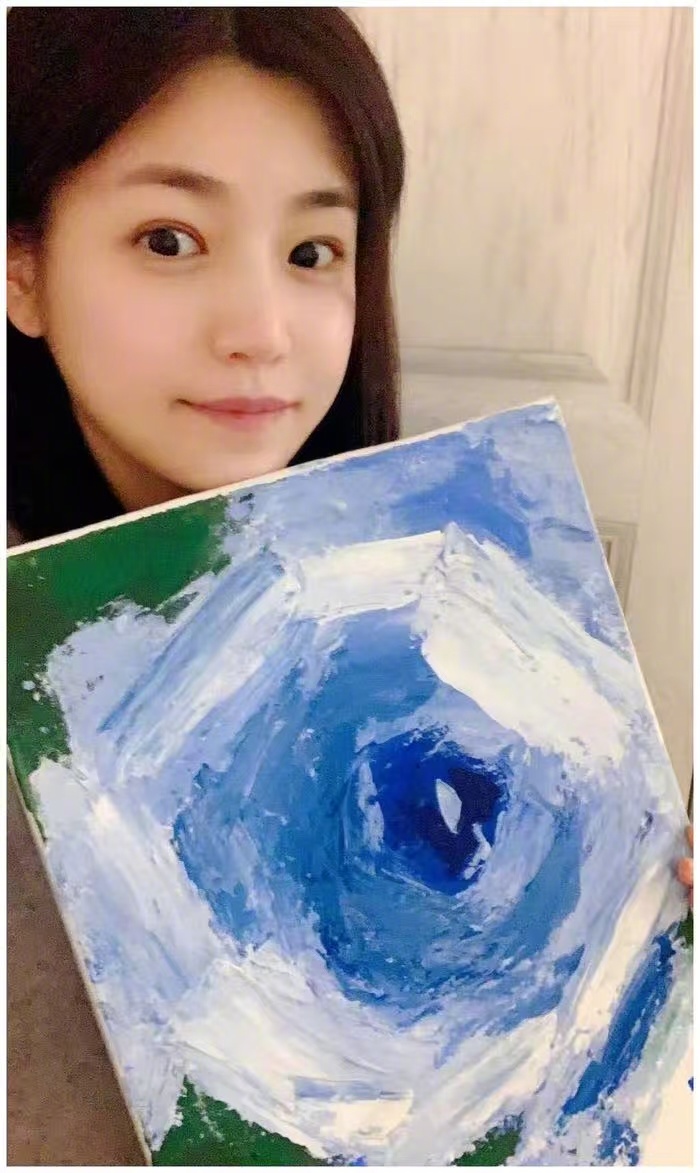 这居然是陈妍希画的没想到这三张油画居然是陈妍希自己画的，三张完全是不同的意境，但