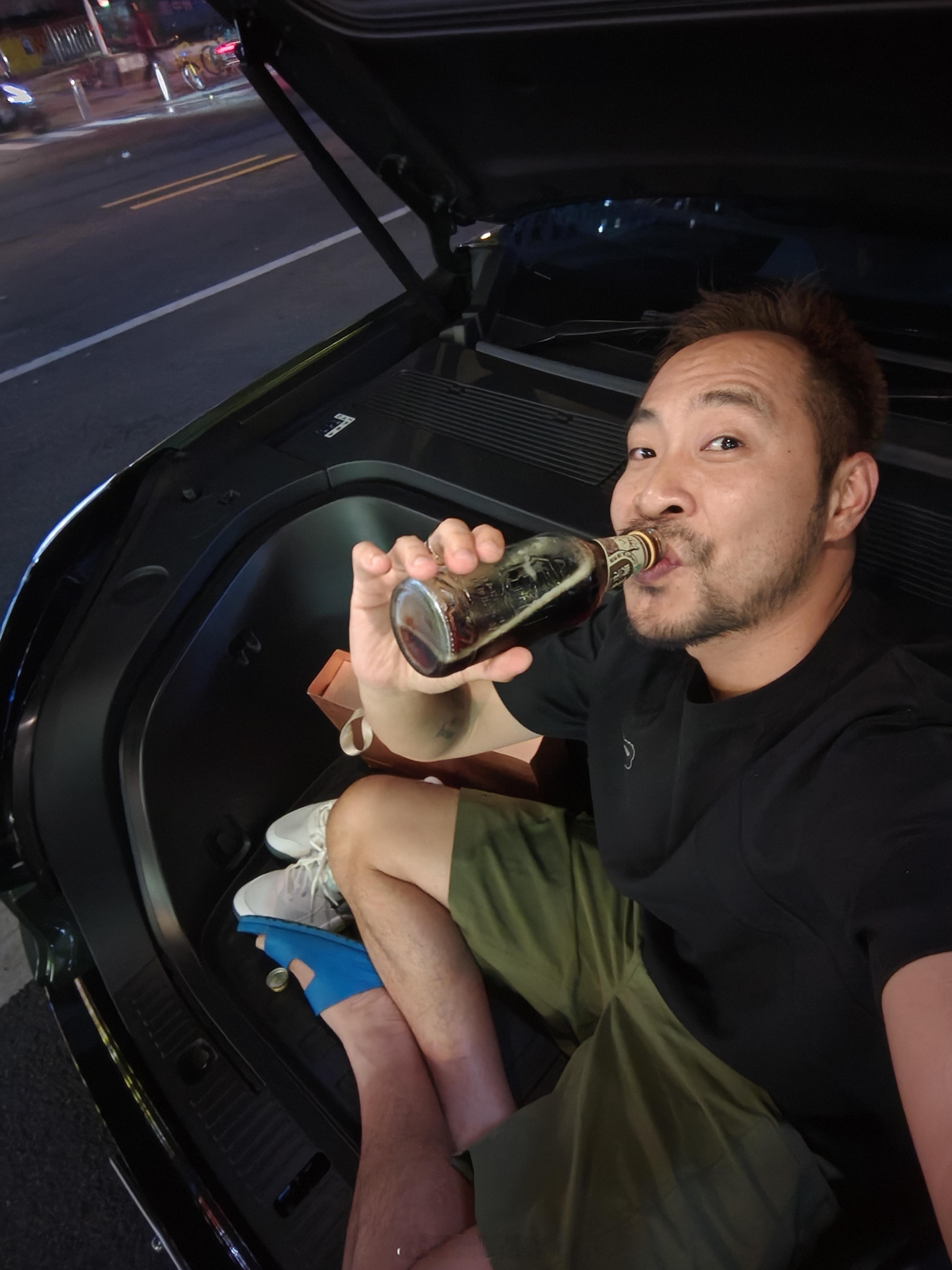 天气凉快，路边等人解锁乐道 L80 前备箱场景不用露营，随便大小坐！车似生活的乐