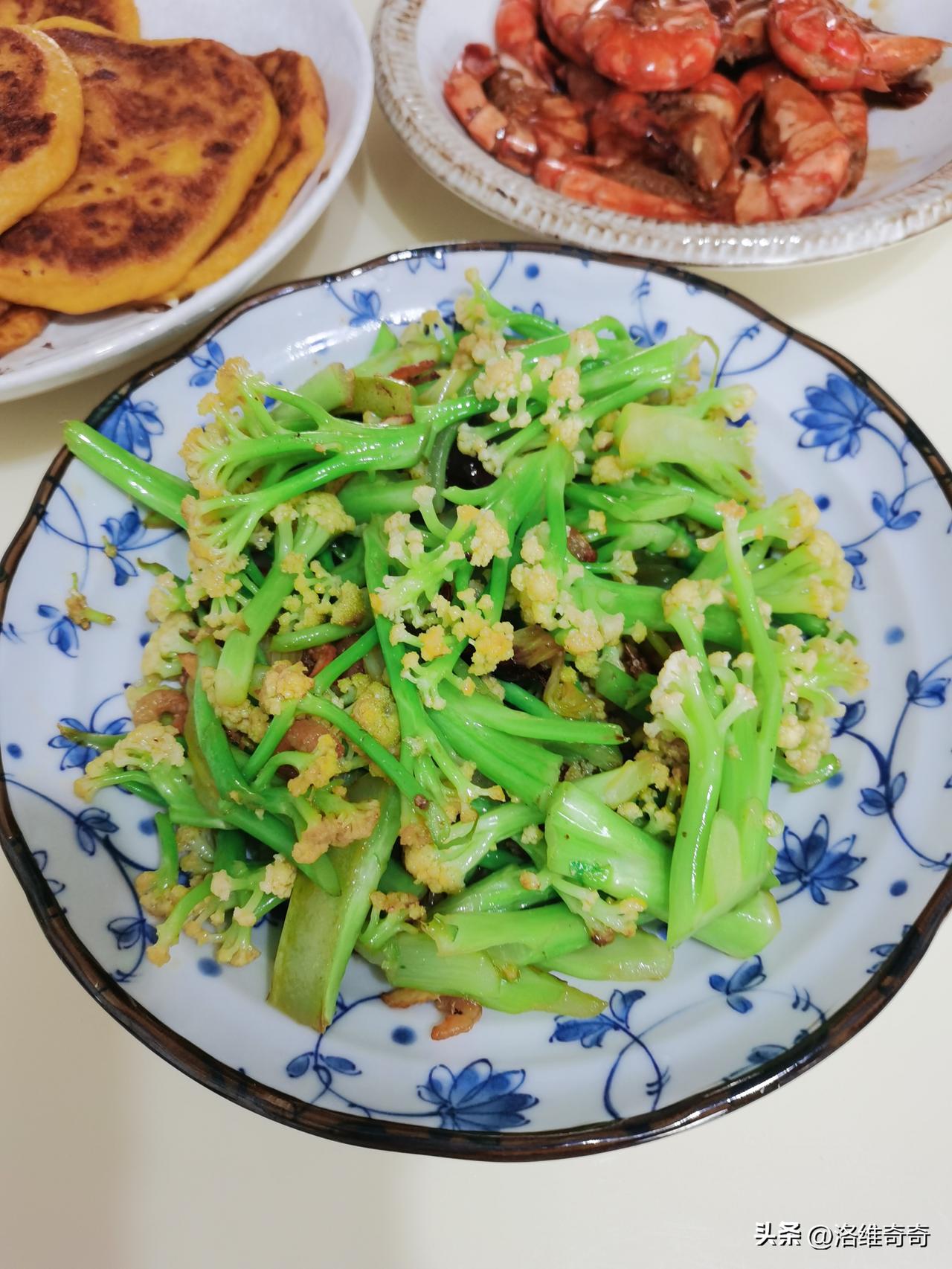 去食堂打饭，阿姨手一抖肉掉回菜盆，我心疼：“阿姨少抖点肉呗。”
阿姨淡定：“小伙