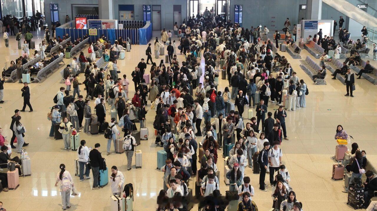 国铁头条【44.54万人次！国铁太原局单日旅客发送量创新高】5月1日，国铁太原局