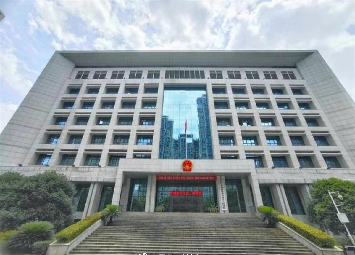 武汉某科技公司员工王某，入职时以优惠价购房，约定需服务满5年。 员工离职被索赔4