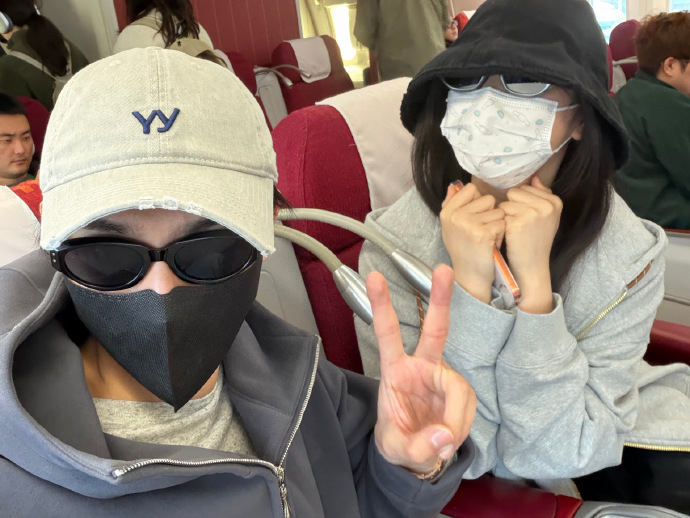 李柯以沉思 我们是彼此的摄影师李柯以沉思飞机上偶遇互拍两人同框也太有氛围感了！