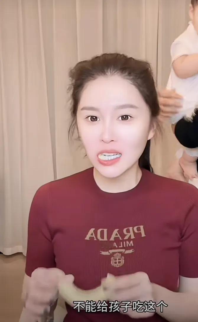 球球直播间给孩子吃爆米花，引争议，网友表示这么小不能给孩子吃爆米花，球球认为，这