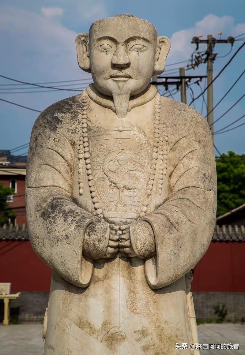 1745年，乾隆的第四个女儿出生了。接生的嬷嬷把孩子托在手里，突然浑身一僵——这