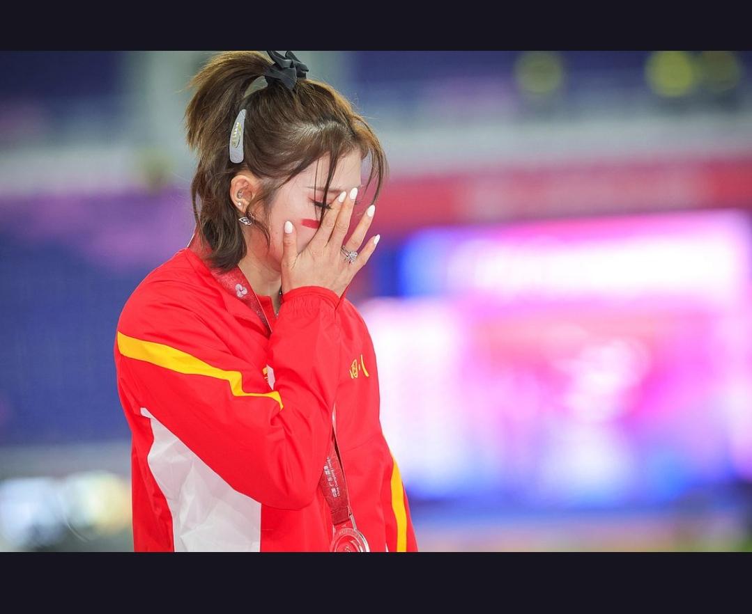 全运会女子100米栏颁奖台上，吴艳妮为何突然泪崩？是遗憾，还是另有隐情？
在第十