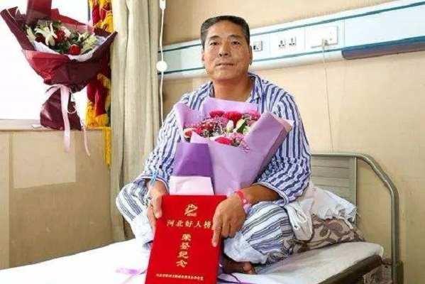 脱下军装，本色不改！身中五刀的退伍老兵，徒手勇斗持刀歹徒
 
吕保民，男，196