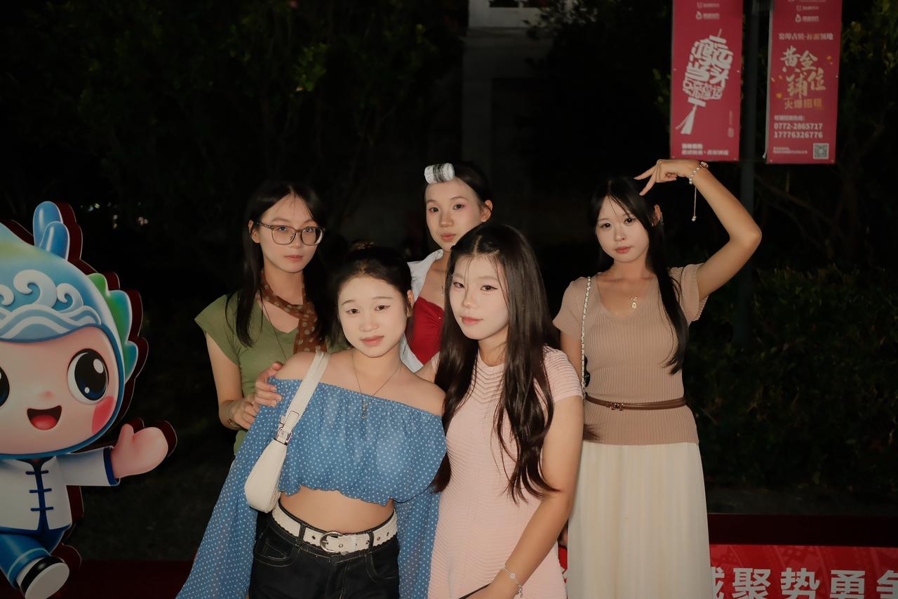 古镇的夜晚，学生妹结伴出游。随手拍几张青春合照 和我的学生们 晚会合影 文艺晚会