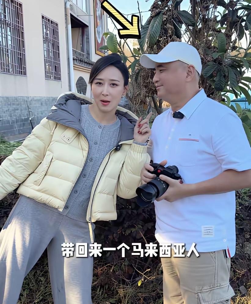 胡静携马来西亚老公回到云南老家过年，特意带对方品尝特色杀猪菜，
没想到老公竟从未