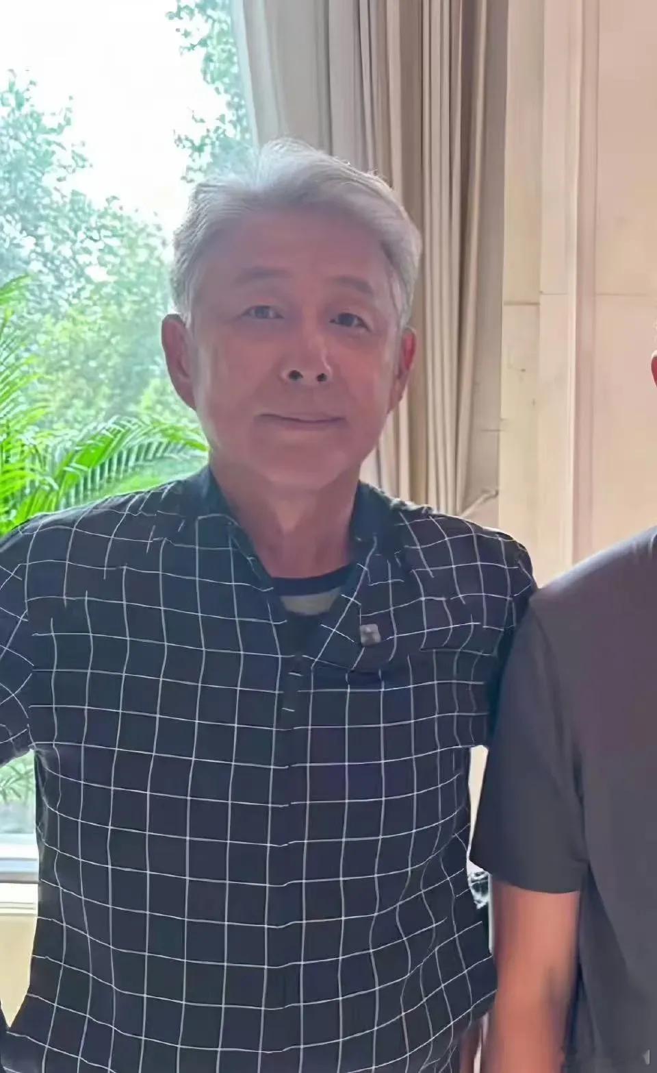 陈道明头发全白了陈道明的满头银丝不仅不显苍老，反而透着一股子沉淀下来的儒雅和硬朗