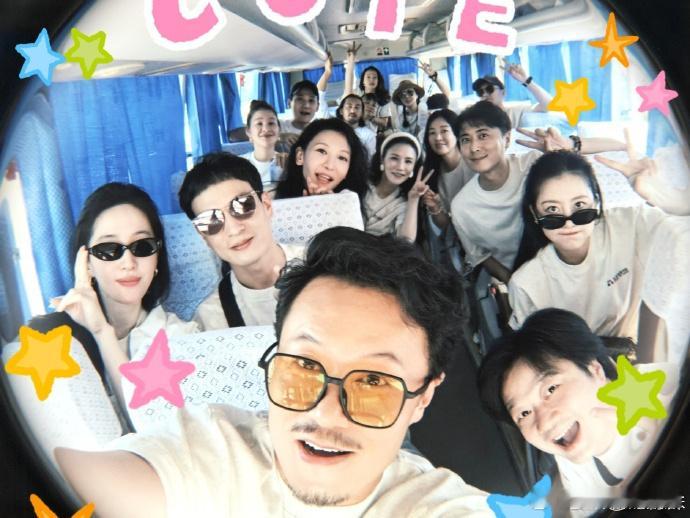 刘亦菲北电同学聚会落泪刘亦菲在北电02级表本同学聚会哭了，刘亦菲同学聚会合照太好