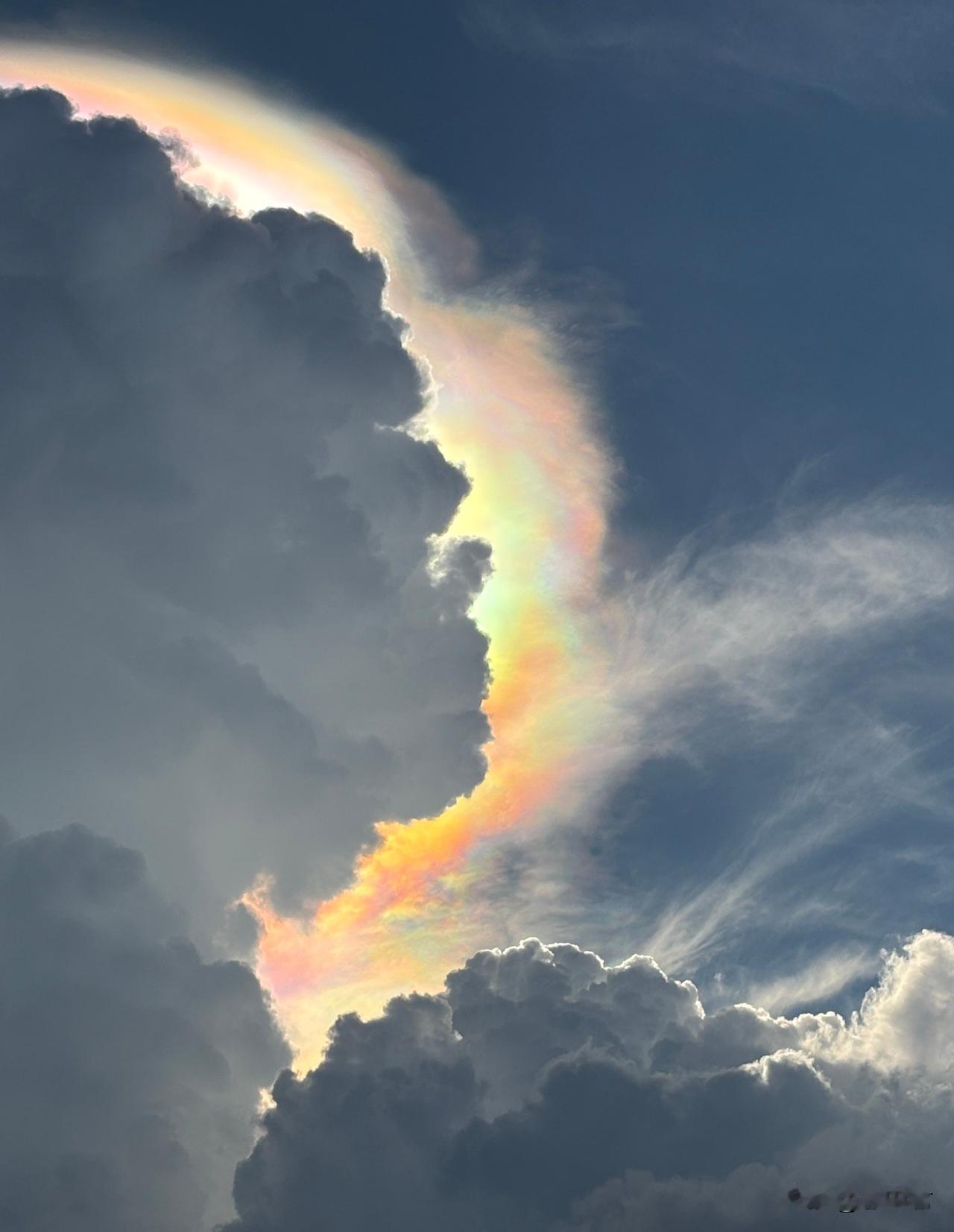 雨后的广州天空，浮现出七彩祥云，你是否被惊艳到了呢？
今日广州，雨后七彩云现身，